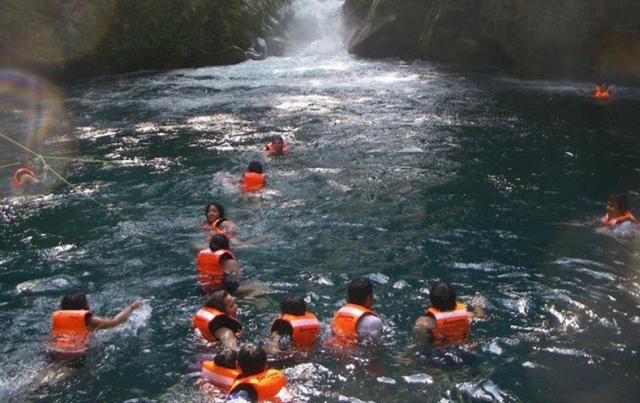  Nadar em piscinas de água 